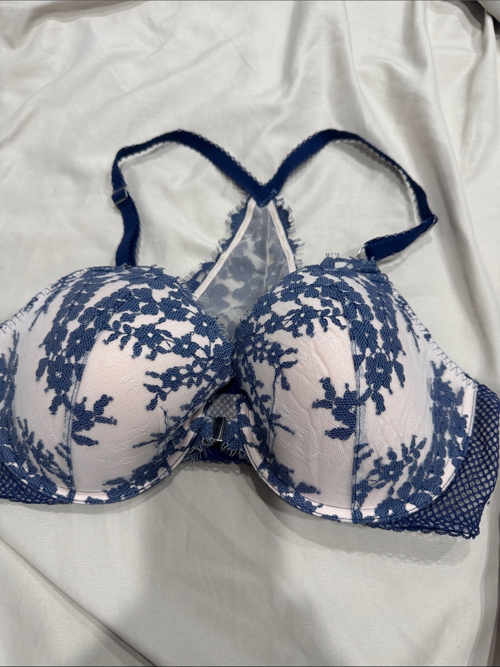 Victoria's Secret Navy & White Lace Push-Up Bra
B15